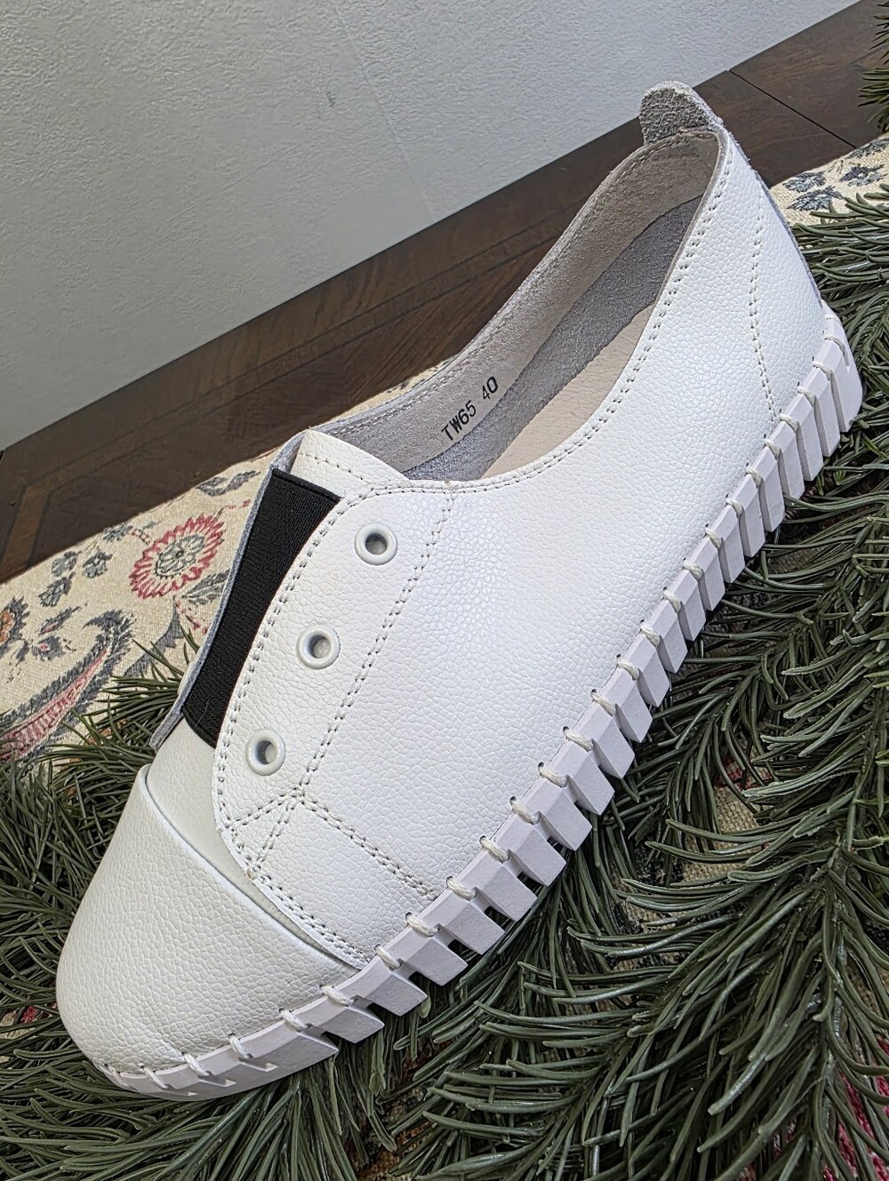 bernie mev. Women's TW65 Slip-on in White with Black Elastic